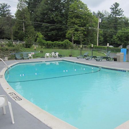 Howard Johnson By Wyndham Lake George Exterior photo