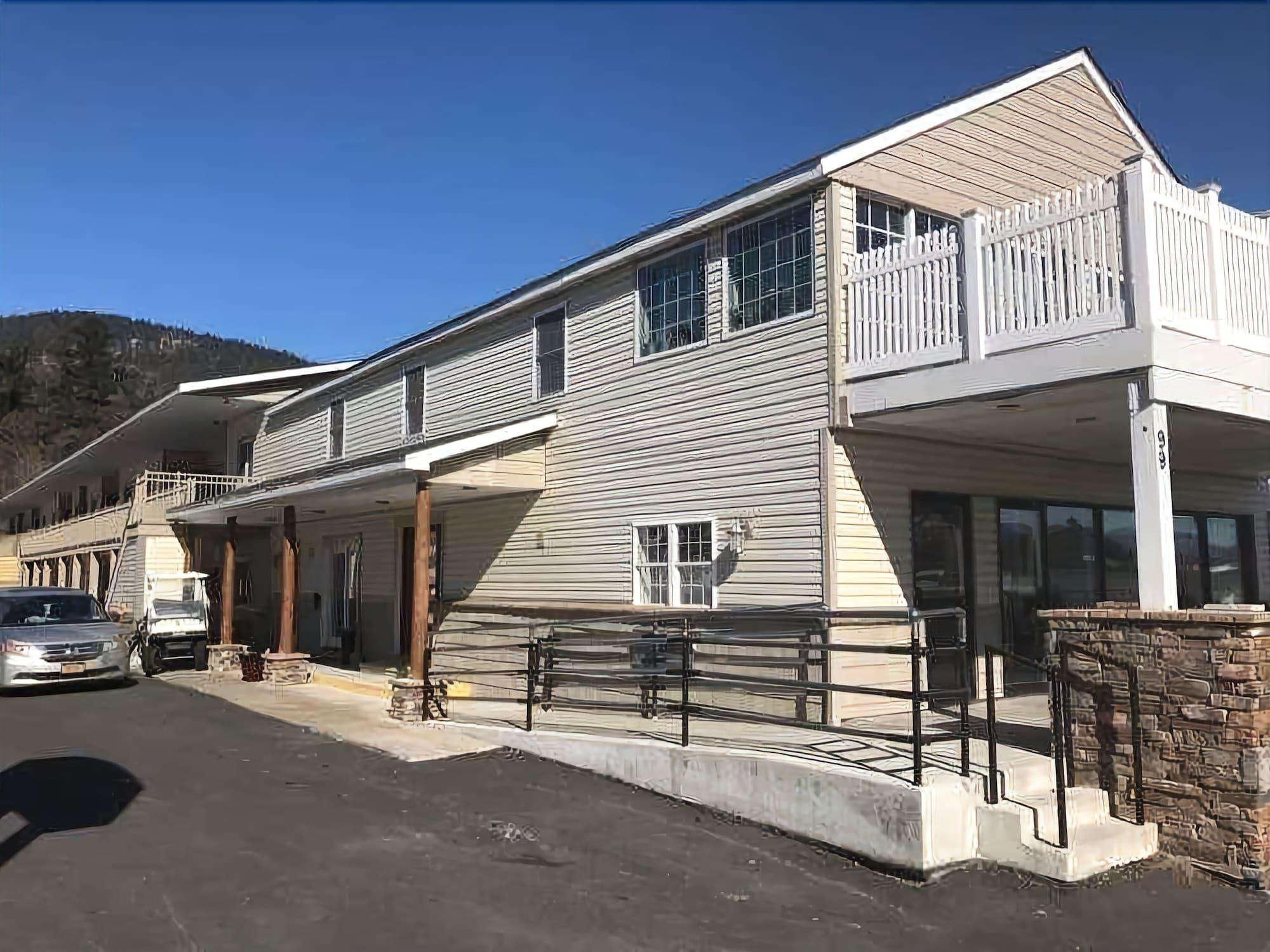 Howard Johnson By Wyndham Lake George Exterior photo
