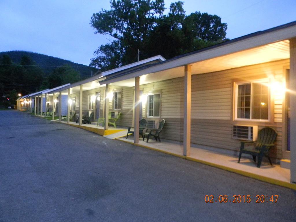 Howard Johnson By Wyndham Lake George Exterior photo