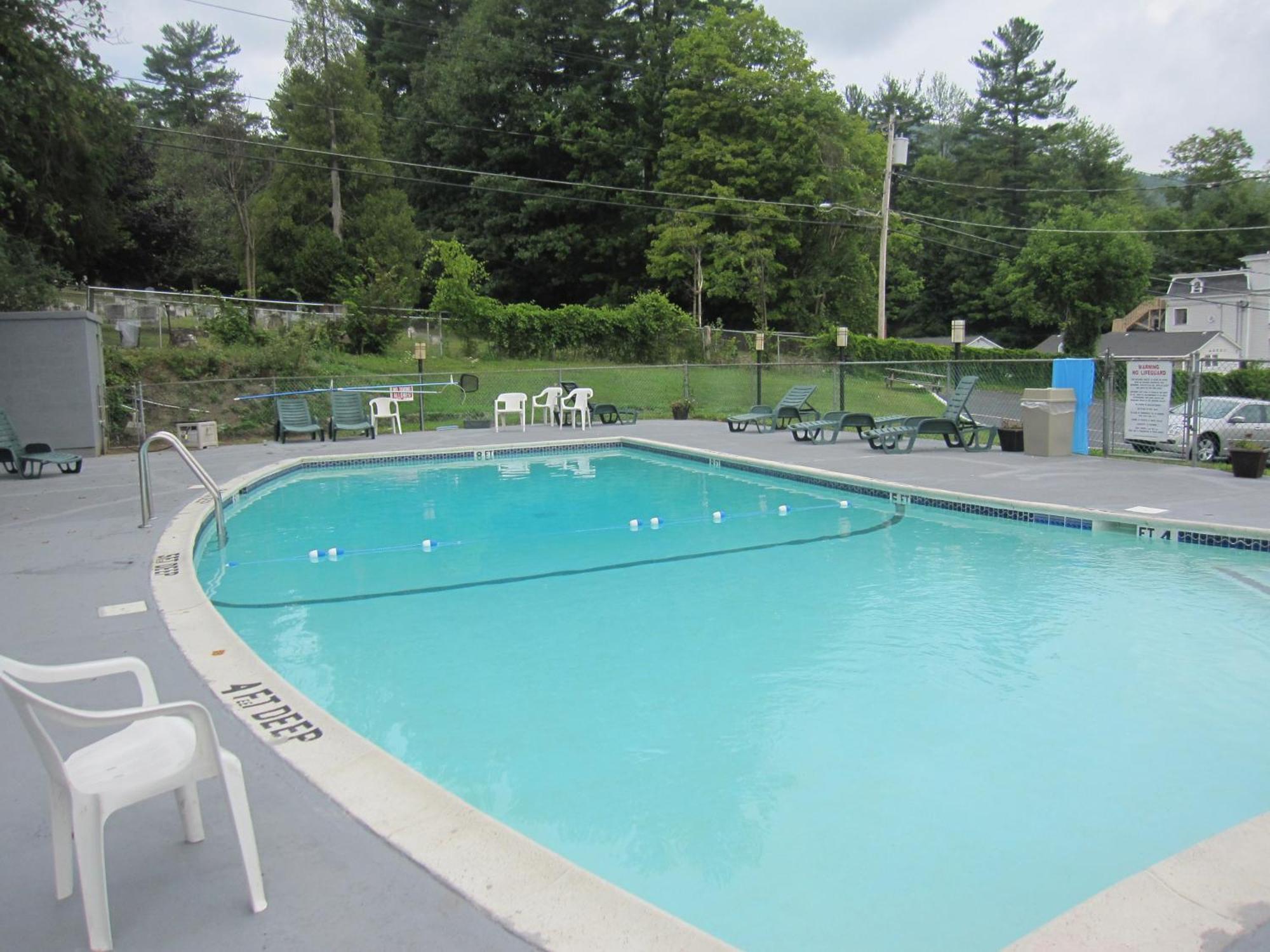 Howard Johnson By Wyndham Lake George Exterior photo